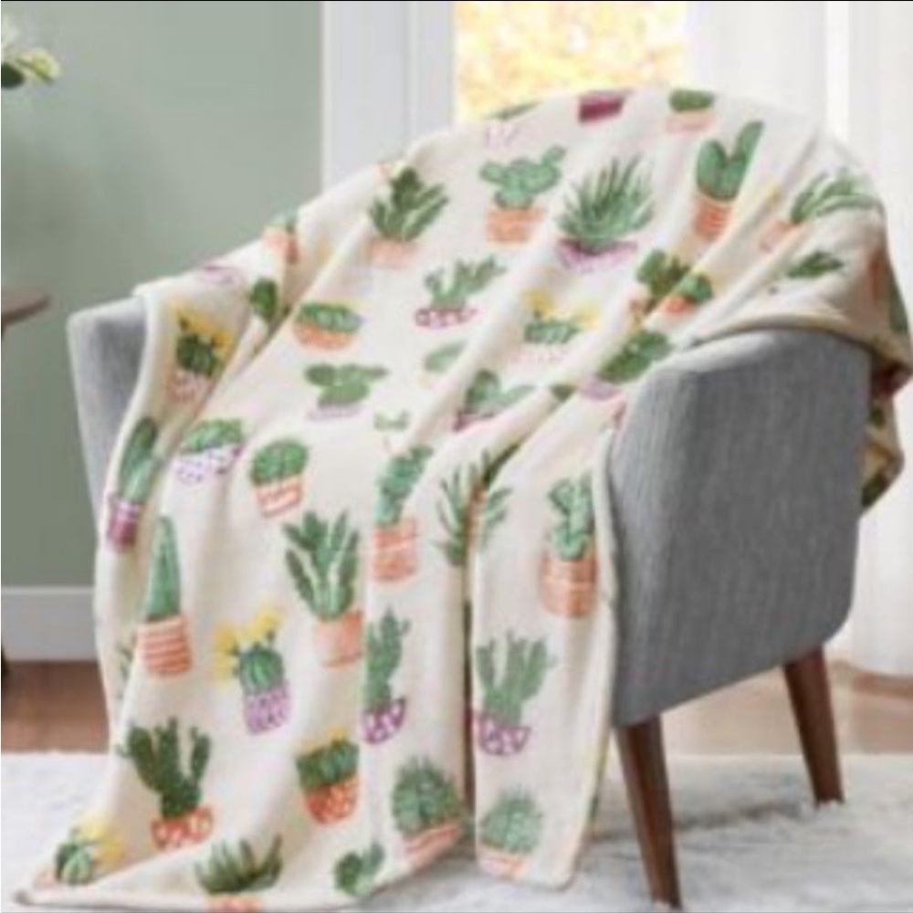 Brand New✨
Charter Club
 Cozy Plush Succulent Bloom Throw Blanket